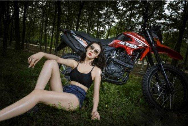 Người đẹp bốc lửa bên xế phượt trong rừng xanh - 2