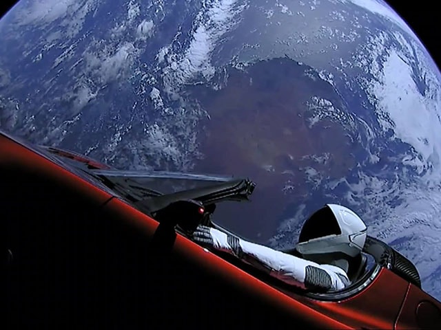 Tên lửa của Elon Musk đem chiếc Tesla Roadster đầu tiên vào vũ trụ - 1