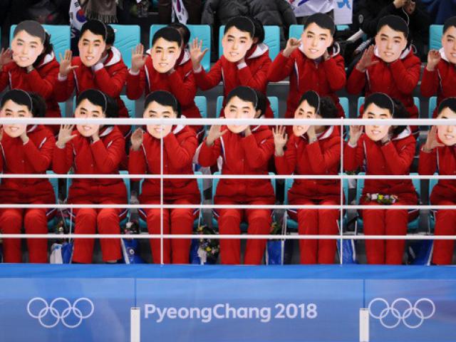 Thế giới - Tranh cãi quanh chiếc mặt nạ của đội cổ động Triều Tiên