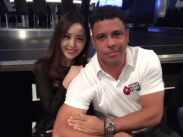 Thể thao - Nữ thần bài quá xinh đẹp: Ro béo cũng muốn "sàm sỡ"