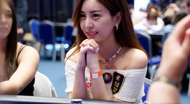 Sở hữu gương mặt ưa nhìn, Wang Ai được rất nhiều giải đấu poker chọn làm khách mời đặc biệt.
