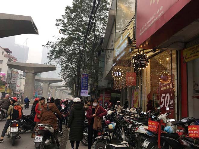 Tắc đường vì đổ xô đi mua quần áo &#34;Big sale&#34; - 5