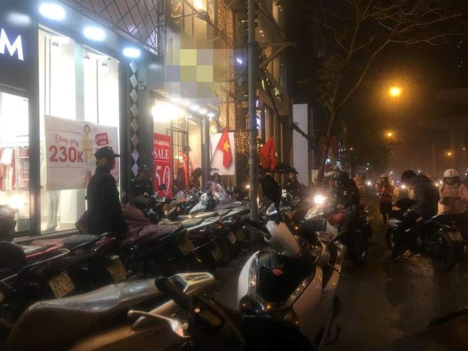 Tắc đường vì đổ xô đi mua quần áo &#34;Big sale&#34; - 9