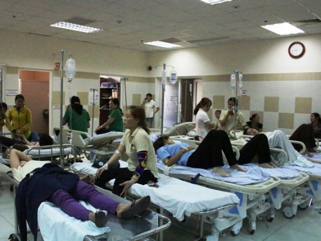 Ăn cà ri gà, hàng trăm công nhân “kéo nhau” vào bệnh viện chiều 27 Tết