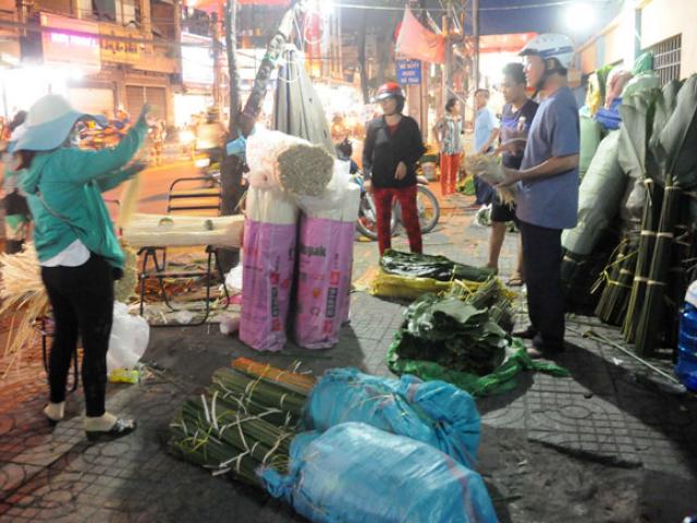 Chợ hoạt động cả ngày lẫn đêm, chỉ có vào dịp Tết ở Sài Gòn