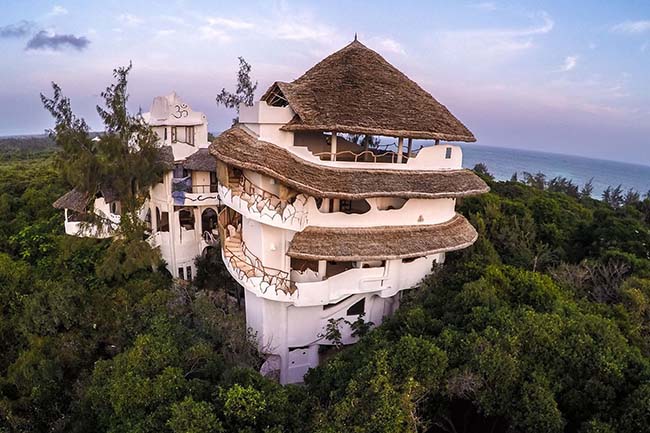Kiến trúc gồm những tầng tháp trắng của khách sạn Watamu Treehouse tại Kenya cung cấp cho du khách cái nhìn trọn vẹn của Ấn Độ Dương.