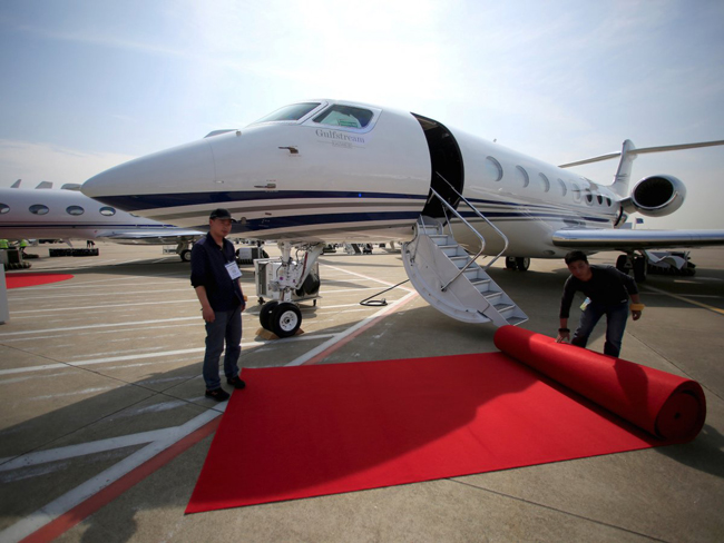 2. Chiếc Gulfstream mang nhãn hiệu G650ER là sản phẩm hàng đầu của hãng. Với mức giá 66,5 triệu USD, chiếc máy bay có khả năng thực hiện những thành trình qua cả Thái Bình Dương