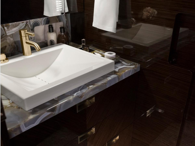 Nội thất máy bay được bọc da, ốp gỗ thượng hạng và thiết kế đá phong cách