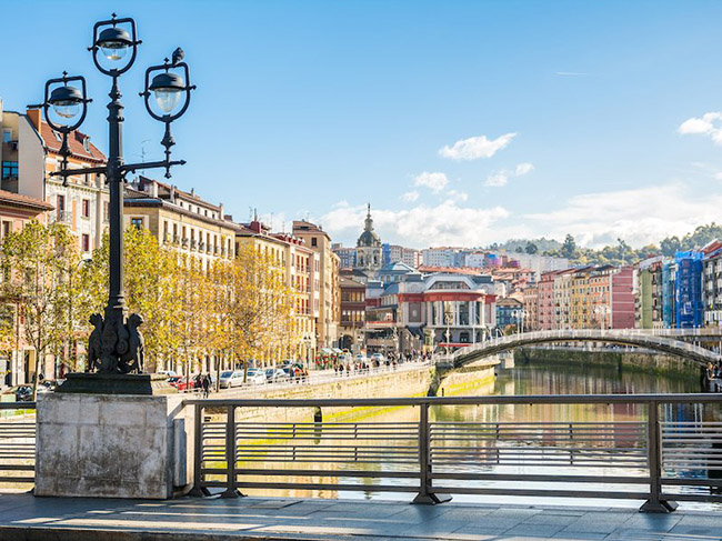 Thành phố Bilbao của Tây Ban Nha là sự kết hợp hài hòa giữa kiến trúc cổ điển và hiện đại.