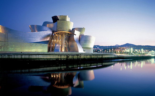 Trong đó phải kể đến bảo tàng nghệ thuật hiện đại và đương đại Guggenheim Bilbao.