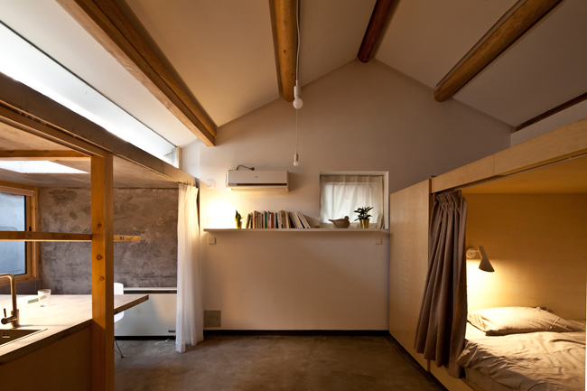 Nhiệm vụ của các kiến trúc sư là kết nối ngôi nhà với môi trường xung quanh mà vẫn giữ được tổng thể như trước. Cửa sổ và cửa ra vào được chỉnh trang lại cả về vị trí và kích thước. Một mái che lớn cũng được đặt ở bên trên.