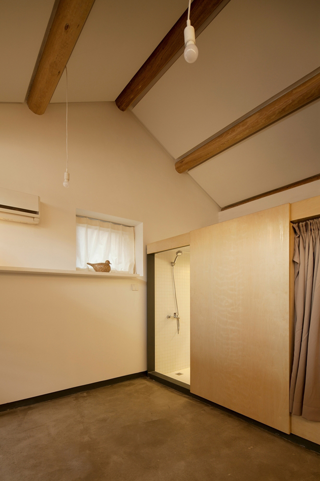 Không gian hai bên căn buồng được sử dụng làm phòng tắm và tủ quần áo.
