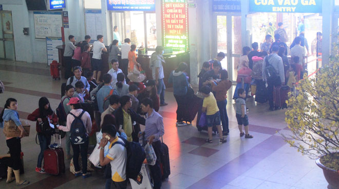 Ngàn người ôm hành lý ngủ ở ga Sài Gòn ngày 27 Tết vì sự cố tận Đồng Nai - 1