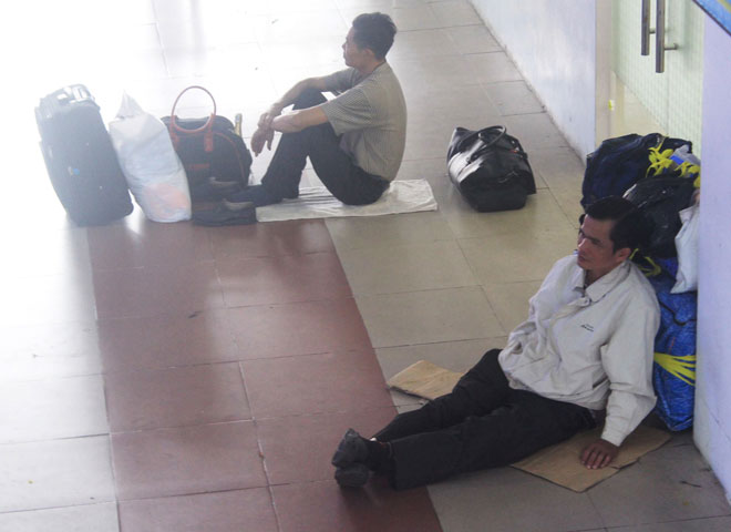 Ngàn người ôm hành lý ngủ ở ga Sài Gòn ngày 27 Tết vì sự cố tận Đồng Nai - 2