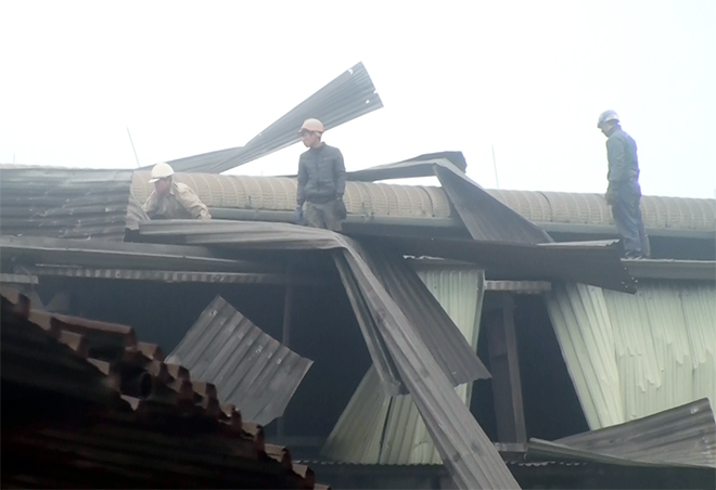 Nóng 24h qua: Về quê ăn tết, xe khách bị lật hơn 10 người thương vong - 2