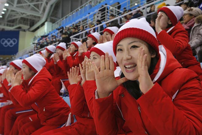 Cận cảnh màn đồng diễn &#34;triệu like&#34; của mỹ nữ Triều Tiên (Olympic mùa đông 2018) - 1