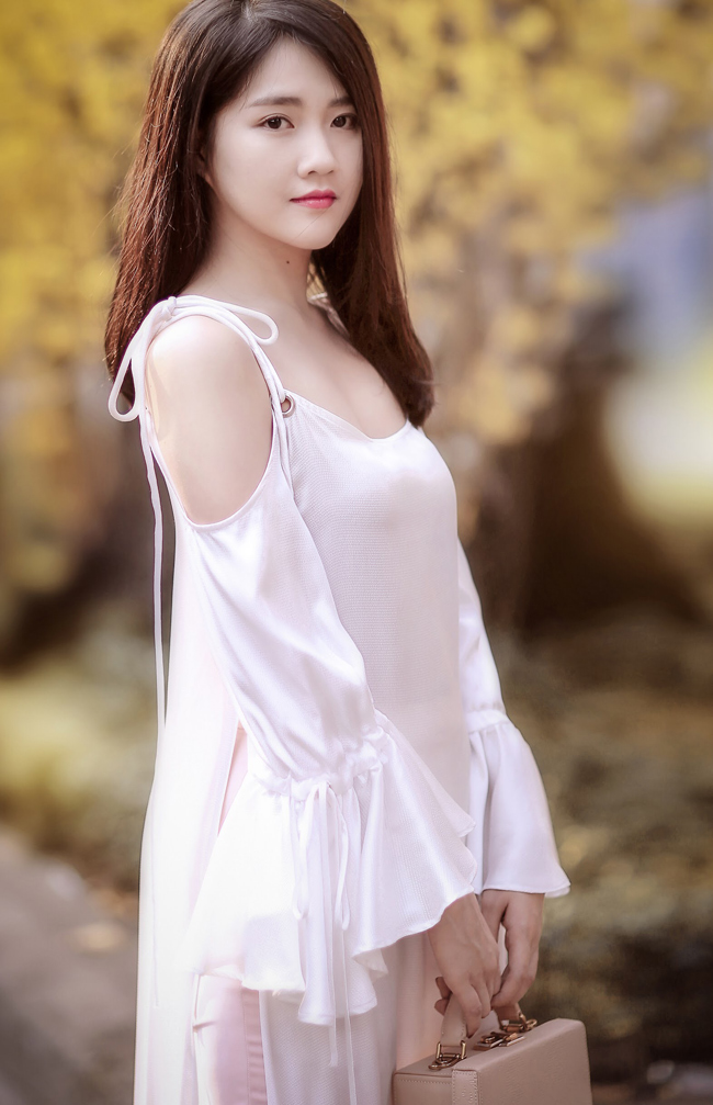 Chỉ đứng yên một chỗ và mỉm cười, hot girl Sài thành cũng có bức ảnh đẹp lung linh.&nbsp;