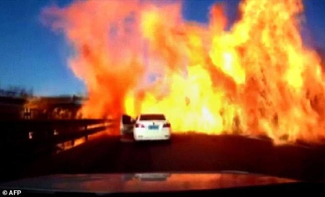 TQ: Hãi hùng lửa bùng lên từ xe bồn xăng đổ thiêu mọi thứ trên cao tốc - 1