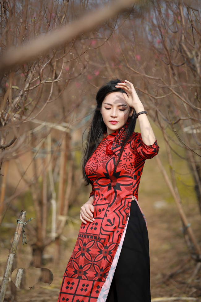 Cô nàng khoe vẻ đẹp tràn đầy sức sống với áo dài cách tân đỏ.&nbsp;