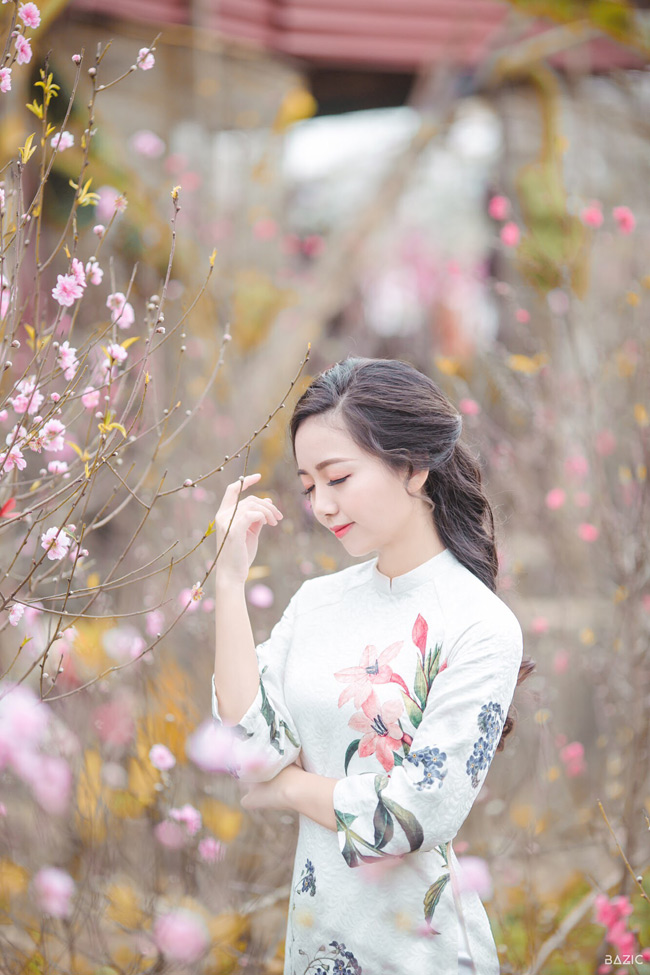 Vẫn một vẻ đẹp dịu dàng, yêu kiều, Phan Hồng Anh (cô giáo xinh đẹp trường THPT chuyên Hà Nội - Amsterdam) khiến người đối diện phải ngẩn ngơ mỗi khi xuất hiện.&nbsp;