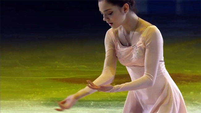 Evgenia Medvedeva cũng được đánh giá là một trong số các hoa khôi của bộ môn thể thao trượt băng nghệ thuật.
