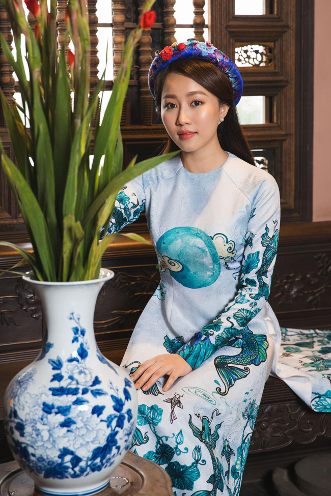 Hòa cùng không khí rộn rã của những ngày cận Tết, cô chọn cho mình những tà áo dài truyền thống tinh tế và cuốn hút.&nbsp;