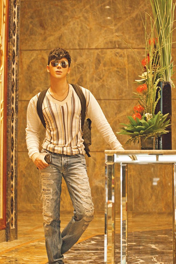 Nathan Lee điển trai như tài tử, xuống phố với loạt đồ hiệu - 3