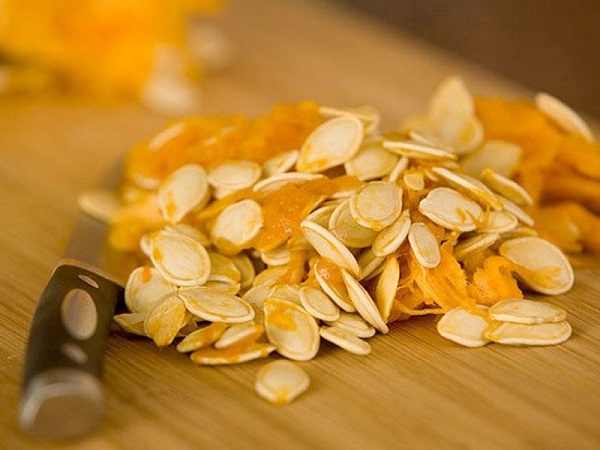 Những lý do để bạn nên ăn hạt bí đỏ ngày Tết - 1