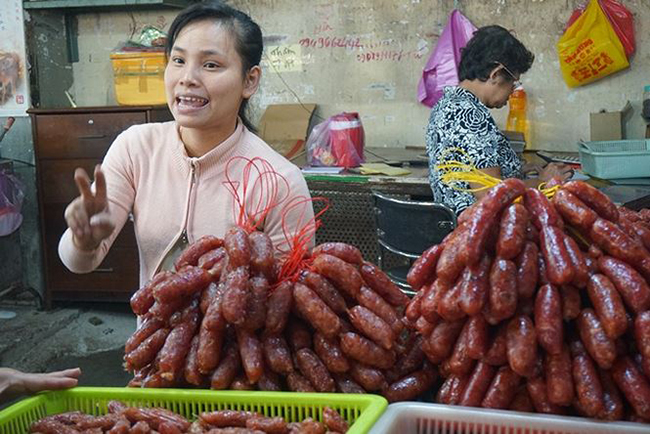 Khách đến chợ khá thoải mái xem, mua hàng. Các gian hàng niêm yết giá rõ và không chặt chém khách. 
