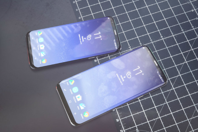 Quét cảm biến vân tay được đặt ở phía dưới bên phải camera, điểm dễ thực hiện thao tác hơn so với cách thiết kế của Galaxy S8. Ảnh mặt trước bản concept của S9 và S9 Plus.