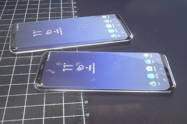 Điểm thực sự hấp dẫn đó là cả hai mẫu điện thoại này đều có nắp lưng bằng kính với những tấm kính mờ nhìn như kim loại. Ảnh bản concept bộ đôi S9 và S9 Plus với viền siêu mỏng.