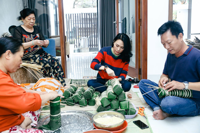 Mỹ Tâm quây quần bên bố mẹ nấu bánh tét - 1