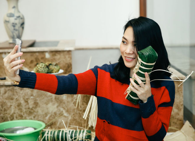 Mỹ Tâm quây quần bên bố mẹ nấu bánh tét - 3