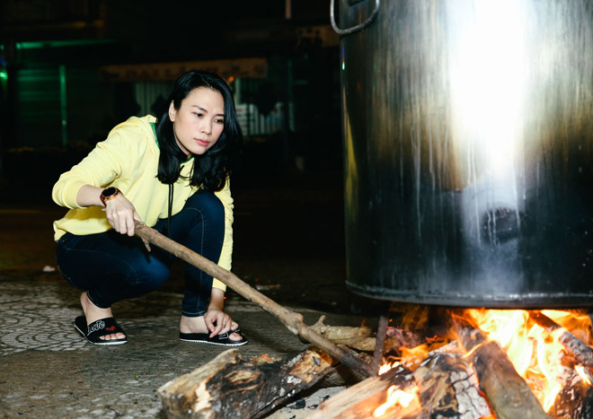 Mỹ Tâm quây quần bên bố mẹ nấu bánh tét - 4
