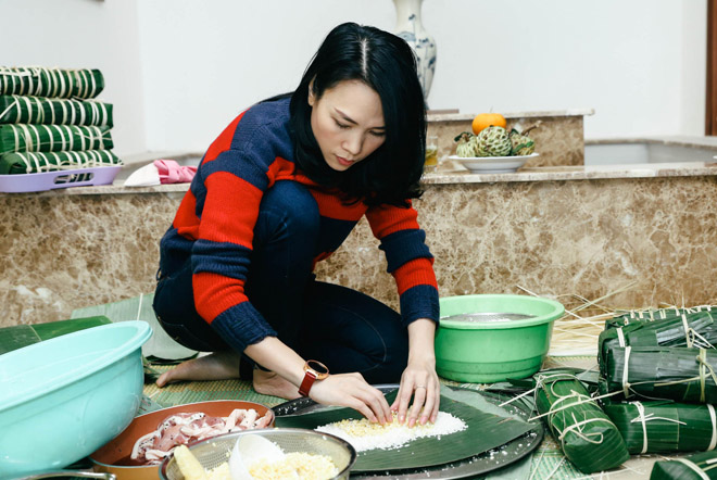 Mỹ Tâm quây quần bên bố mẹ nấu bánh tét - 2