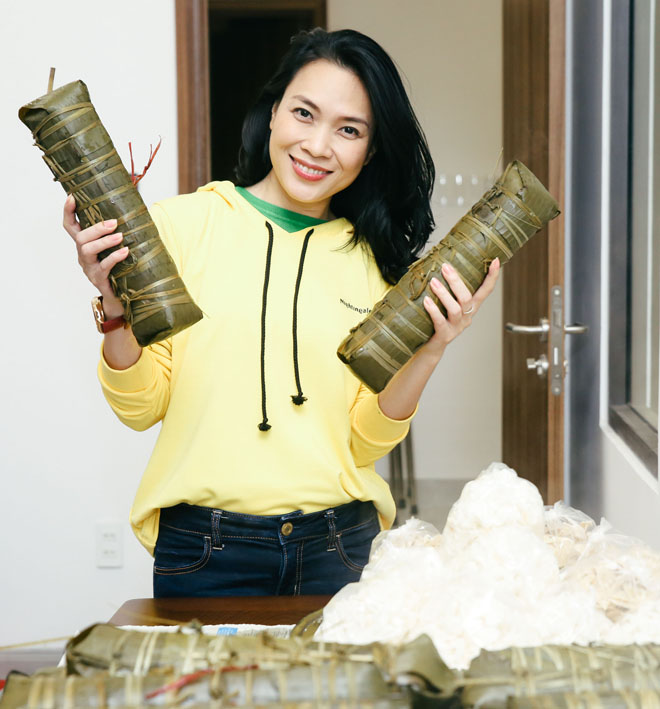 Mỹ Tâm quây quần bên bố mẹ nấu bánh tét - 7