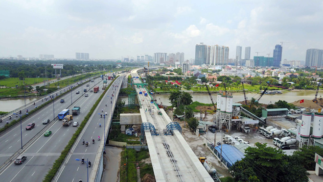 Đường cong uốn lượn của metro đầu tiên ở SG sau 6 năm thi công - 14