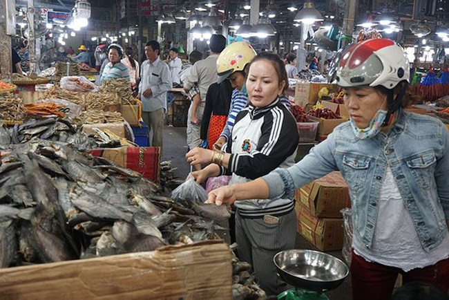 Đánh giá về thị trường tết, chị Duy cho hay, hầu hết các loại khô đều tăng giá nhưng hàng vẫn bán chạy.
