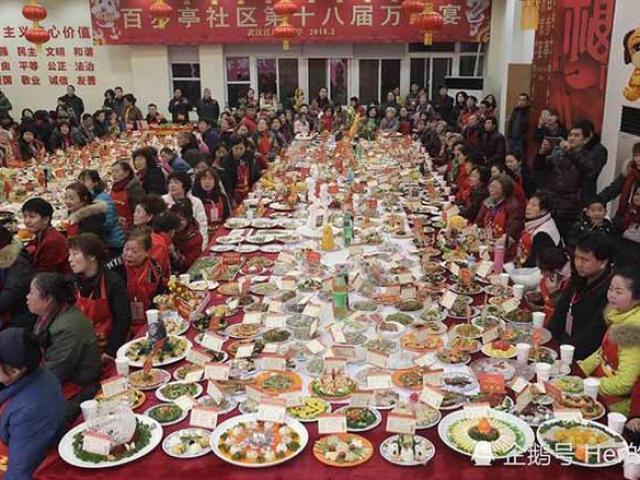 Thế giới - 4 vạn gia đình tụ tập tất niên với 13.200 món ăn trang trí hình chó