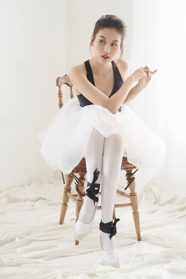 Hà Lade &#40;tên thật là Bùi Thanh Hà&#41; sinh năm 1994, từng là một trong những hot girl Hà thành đình đám. Hà Lade gây chú ý với gương mặt thanh tú, nhiều lần xuất hiện trong các MV ca nhạc. Nhiều người tiếc nuối khi cô lạm dụng dao kéo để trùng tu nhan sắc.