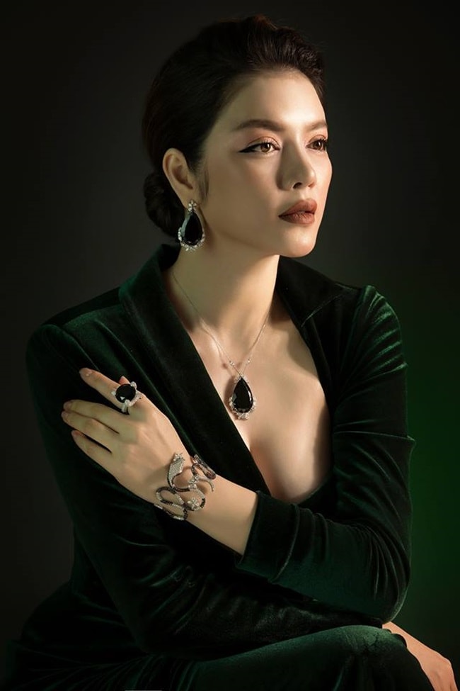 Lý Nhã Kỳ sinh năm 1982. Cô được xem là một trong những mỹ nhân vừa xinh đẹp và tài năng của showbiz Việt. Hạn chế những hoạt động nghệ thuật để tập trung cho công việc ngoại giao và kinh doanh, Lý Nhã Kỳ đã thu về vô số thành công và danh tiếng.