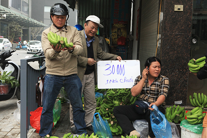 30 Tết, người Hà Nội rủ nhau “giải cứu” 5 tấn chuối Đắk Lắk - 4