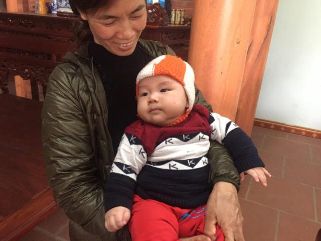 Đón cái Tết đầu tiên, bé sơ sinh có cân nặng ”khủng” nhất Việt Nam đã biết lẫy