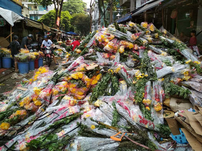 Hoa vứt bỏ chất thành “núi” ở Sài Gòn, chôn vùi cả xe máy ngày 30 Tết - 1