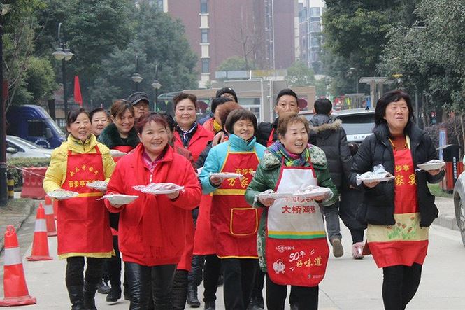 4 vạn gia đình tụ tập tất niên với 13.200 món ăn trang trí hình chó - 4