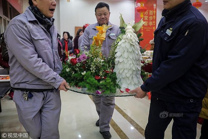 4 vạn gia đình tụ tập tất niên với 13.200 món ăn trang trí hình chó - 8