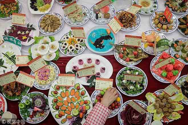 4 vạn gia đình tụ tập tất niên với 13.200 món ăn trang trí hình chó - 9