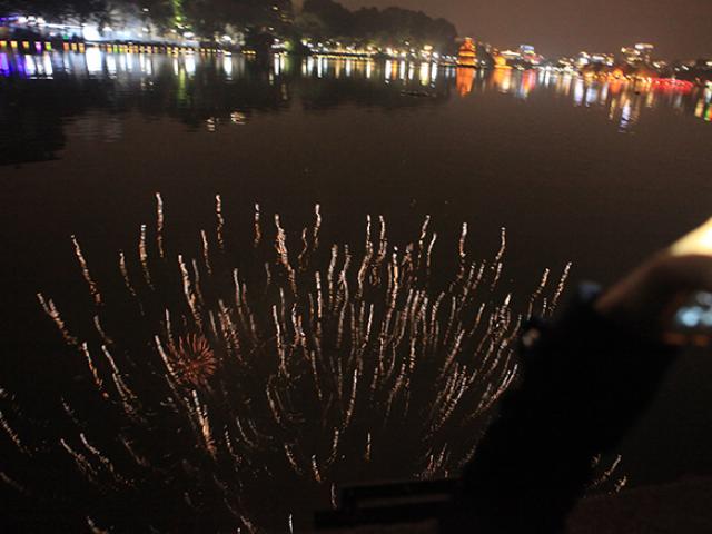 Clip: Ngắm pháo hoa ảo diệu dưới mặt nước Hồ Gươm đêm Giao thừa