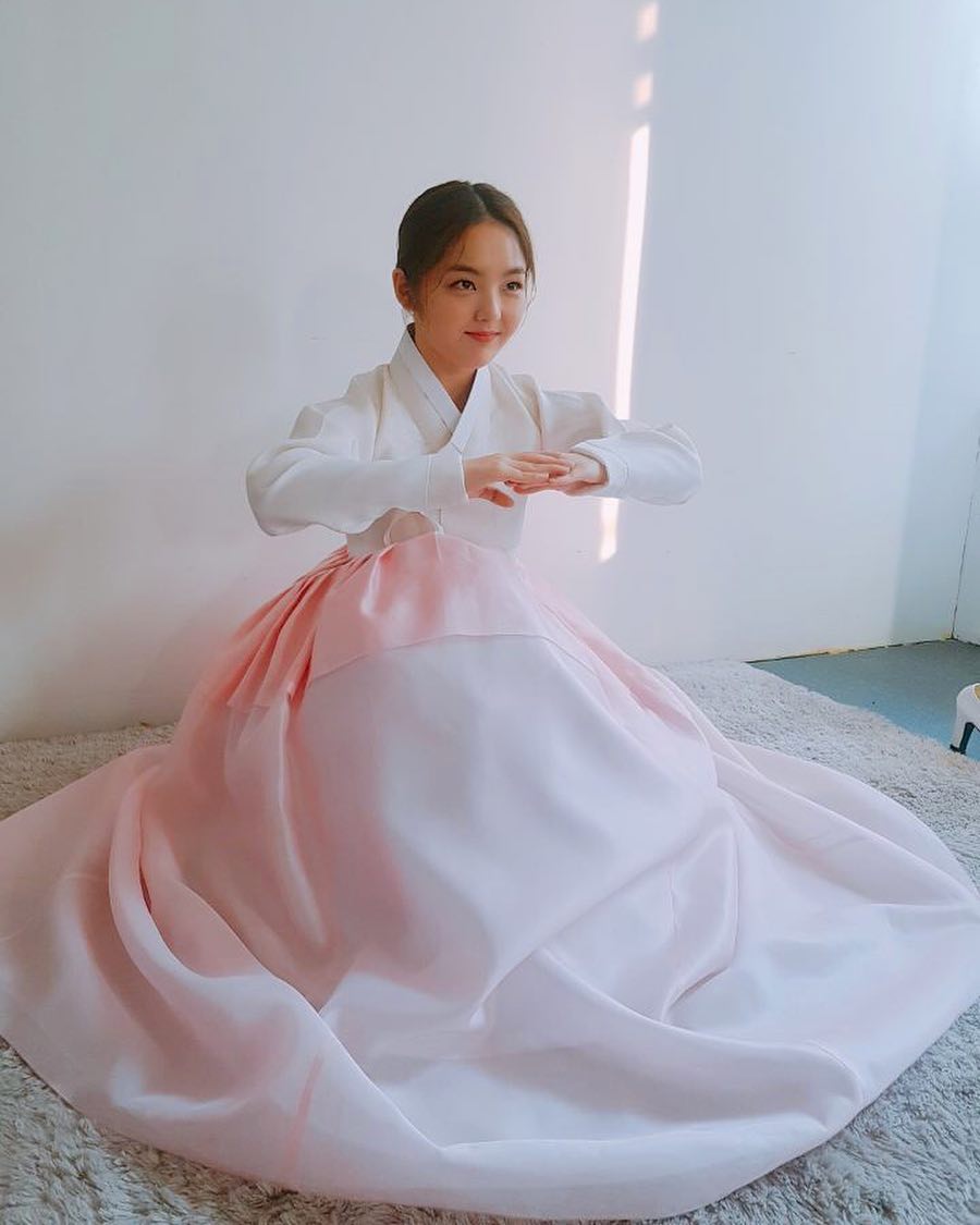 Sao thần tượng Hàn Quốc đồng loạt mặc hanbok đón Tết Mậu Tuất - 4