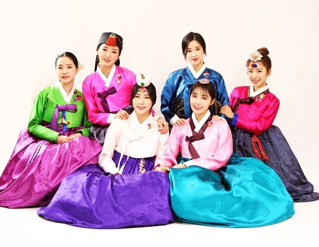 Sao thần tượng Hàn Quốc đồng loạt mặc hanbok đón Tết Mậu Tuất - 7
